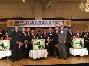 新年会　鏡割り